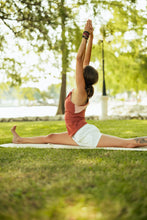 Carica l'immagine nel visualizzatore di Gallery, Yoga Class sul lago alla Fenice o in vigna a Ca' dei Frati