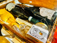 Carica l'immagine nel visualizzatore di Gallery, Bauletto - vini, passito e confettura