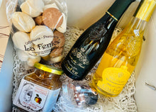 Carica l'immagine nel visualizzatore di Gallery, Scatola regalo - vini, passito e confettura