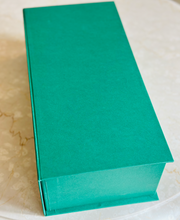 Carica l'immagine nel visualizzatore di Gallery, Confezione Amarone - grappa o vino e praline artigianali