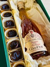 Carica l'immagine nel visualizzatore di Gallery, Confezione Amarone - grappa o vino e praline artigianali