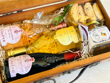 Carica l'immagine nel visualizzatore di Gallery, Bauletto - vini e prodotti artigianali