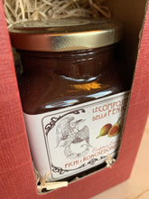 Carica l'immagine nel visualizzatore di Gallery, Confezione regalo - vino rosso e confettura artigianale