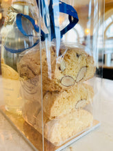 Carica l'immagine nel visualizzatore di Gallery, Confezione regalo - vino passito e cantucci alle mandorle