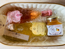 Carica l'immagine nel visualizzatore di Gallery, Confezione regalo - vino e confetture artigianali