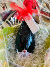 Carica l'immagine nel visualizzatore di Gallery, Confezione regalo - bottiglia con glacette Ca' dei Frati e cavatappi