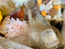 Carica l'immagine nel visualizzatore di Gallery, Bauletto regalo - vini, grappe e meringhe artigianali