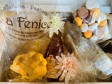 Carica l'immagine nel visualizzatore di Gallery, Bauletto regalo - vini, grappe e meringhe artigianali