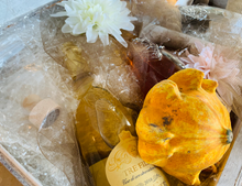 Carica l'immagine nel visualizzatore di Gallery, Bauletto regalo - vini, grappe e meringhe artigianali