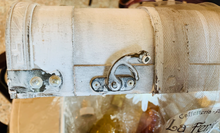 Carica l'immagine nel visualizzatore di Gallery, Bauletto regalo - vini, grappe e meringhe artigianali