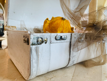 Carica l'immagine nel visualizzatore di Gallery, Bauletto regalo - vini, grappe e meringhe artigianali