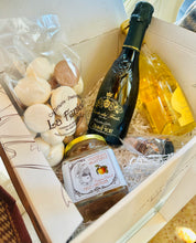 Carica l&#39;immagine nel visualizzatore di Gallery, Scatola regalo - vini, passito e confettura
