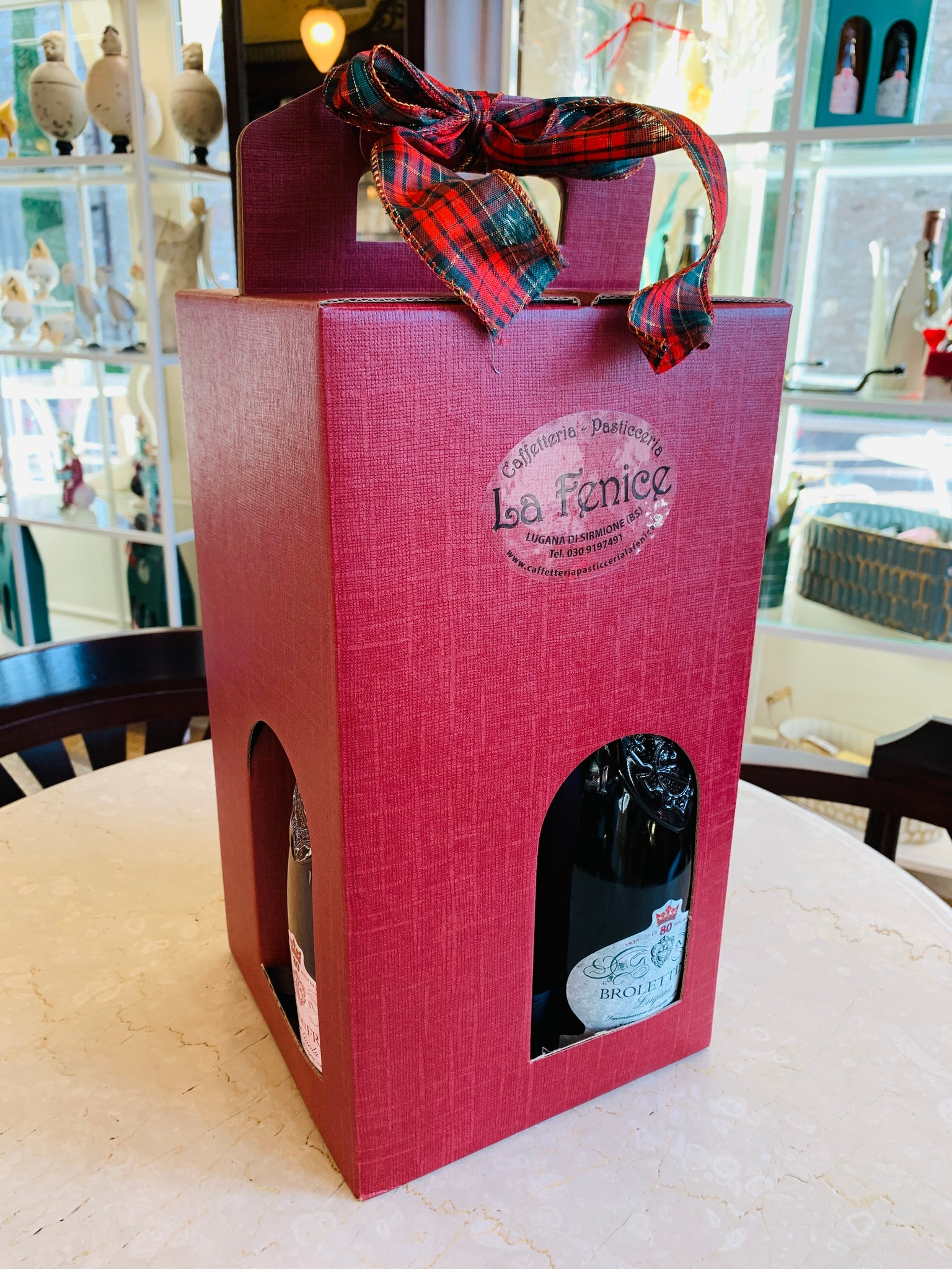 Confezione regalo con bottiglie di vino – Caffetteria Pasticceria La Fenice